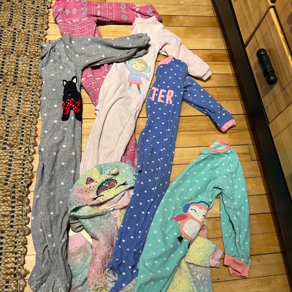 ❤️SOLD❤️Lot of CARTERS PJS 4-6T - Picture 2 of 2